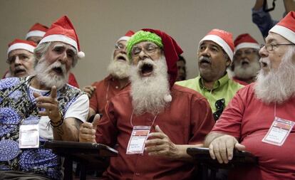 'Escuela de Papá Noel de Brasil' fundada en 1993, prepara a los estudiantes mayores de 50 años en canto, actividad física, vestimenta hasta cómo cuidarse la barba. En la imagen, un grupo de estudiantes en una clase de canto.