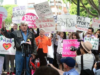 O apresentador de televisão Jay Leno, em um dos múltiplos protestos em frente ao hotel Beverly Hills.