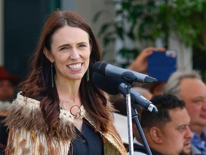 Jacinda Ardern sonríe durante su previsiblemente último acto público antes de su relevo mañana al frente del Gobierno de Nueva Zelanda.