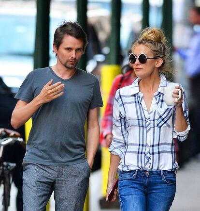 <p>Kate Hudson y Matthew Bellamy anularon su compromiso en 2013 tras tres años de relación y un hijo en común. A pesar de la separación, “seguimos siendo amigos muy cercanos y estamos comprometidos con la educación de nuestro hijo”, anunciaban la actriz y el cantante de Muse. </p> <br> <p> <p> Siguiendo esa firma voluntad, son muchas las veces que se ha visto junto a la exparaja, que incluso se ha ido de vacaciones familiares, como ha dejado constancia la intérprete en su cuenta de Instagram.</p> <br> <p>