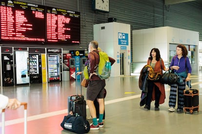 Pasajeros esperan durante la jornada de huelga en la estación SUR de Méndez Álvaro en Madrid, este lunes.