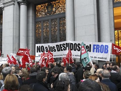 Trabajadores del sector financiero protestan frente a la sede del Banco de España durante los ajustes laborales de 2013.