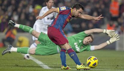 Xavi intenta superar a Casillas, en un Bar&ccedil;a-Madrid de 2010.