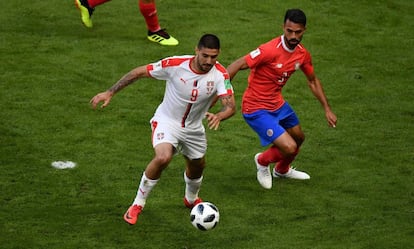 Mitrovic, con el balón ante Giancarlo González.