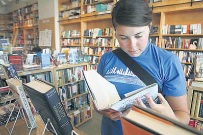 Maggie Hake, de 21 años, ojea una obra en una una librería de California. Dice que prefiere comprar los componentes informáticos en persona.