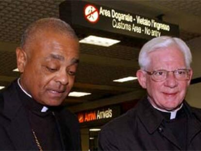 Los obispos estadounidenses Wilton Gregory, a la izquierda, y William P. Fay, a su llegada a Roma.
