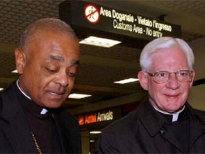 Los obispos estadounidenses Wilton Gregory, a la izquierda, y William P. Fay, a su llegada a Roma.