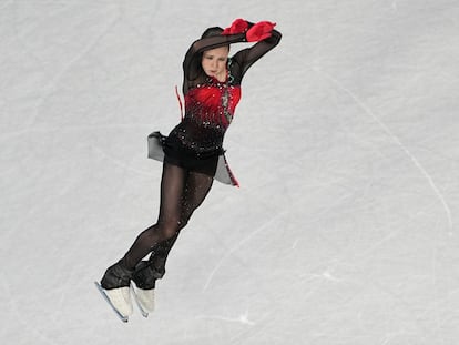 Kamila Valieva salta durante su actuación del lunes en los Juegos Olímpicos de Invierno.