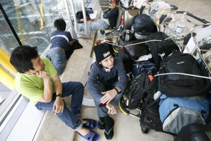 Un grupo de marineros filipinos, que lleva tres días en Barajas, a la espera de vuelo.