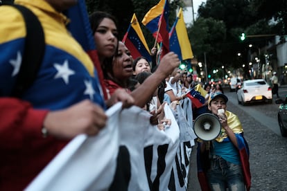 Manifestantes ondean banderas, en Ccuta, Colombia. 