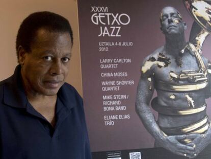 El músico y compositor Wayne Shorter posaba ayer junto al cartel del Getxo Jazz Festival 2012