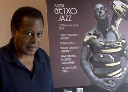 El músico y compositor Wayne Shorter posaba ayer junto al cartel del Getxo Jazz Festival 2012