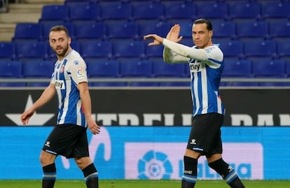 Keidi Bare y Raúl de Tomás, en el duelo entre el Espanyol y el Almería.