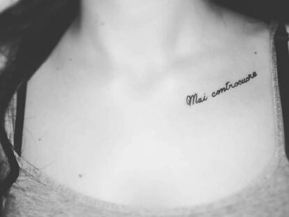 Una lectora muestra su tatuaje con la frase 'Mai controcuore', de un libro de Massimo Bisotti. 