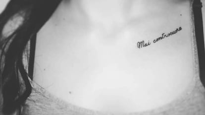 Una lectora muestra su tatuaje con la frase 'Mai controcuore', de un libro de Massimo Bisotti. 