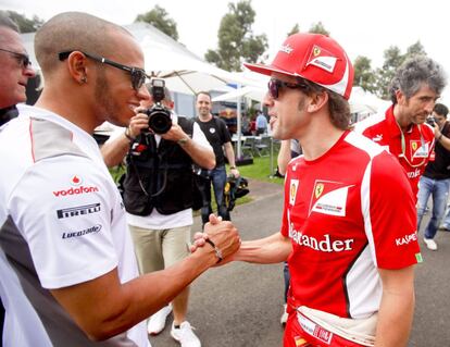 Fernando Alonso saluda al piloto británico de McLaren Lewis Hamilton.