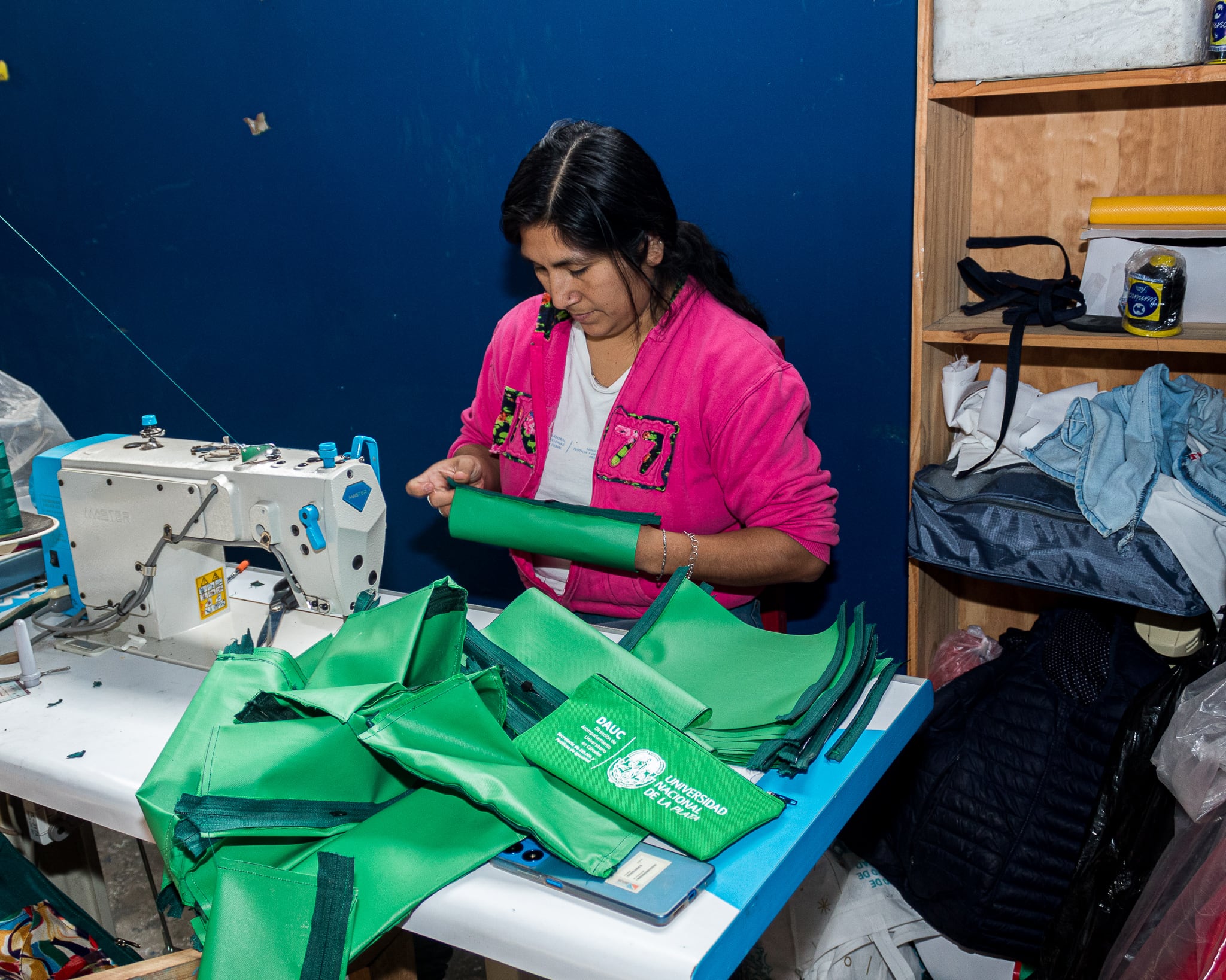 Mujer miembro de una cooperativa del Movimiento de Trabajadores Excluidos trabaja en el centro de la organización en La Plata, Argentina.