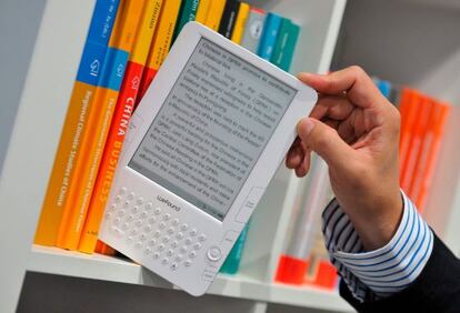 Vista de un lector de libros electr&oacute;nicos en una estanter&iacute;a.