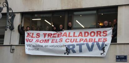 Miembros del comit&eacute; de empresa que se han encerrado en RTVV exhiben una pancarta contra los recortes. 