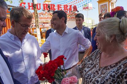 El presidente del PP, Alberto Núñez Feijóo y el presidente andaluz, Juan Manuel Moreno, este jueves en la feria de Mairena del Alcor (Sevilla).