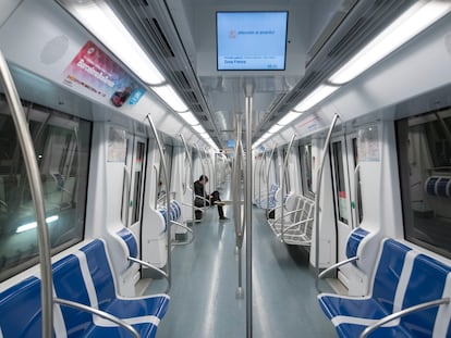 Un tren en la estación Zona Franca de la línea L10 un mes después de la inauguración.