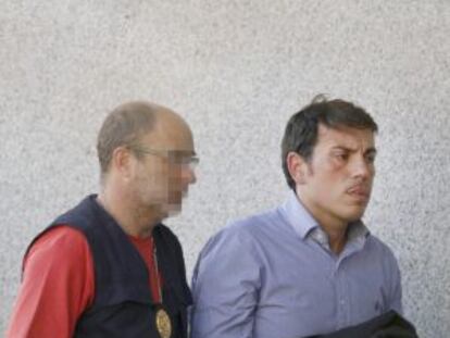 Alberto Quintana, gerente de Sermasa en Santiago, entra en los juzgados.