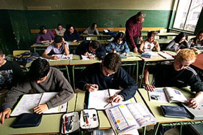 Un profesor atiende la consulta de una alumna, en Barcelona.