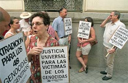 Familiares de vctimas de la dictadura argentina se manifiestan,el 29 de junio ante la Audiencia Nacional.