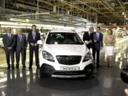 El presidente del Gobierno, Mariano Rajoy (2i), junto al ministro de Industria, Energ&iacute;a y Turismo, Jos&eacute; Manuel Soria (3d), la presidenta del Gobierno de Arag&oacute;n, Luisa Fernanda Rudi, el presidente-consejero delegado de General Motors Europa, Karl-Thomas Neumann (3d), el director general de GM Espa&ntilde;a, Antonio Cobo (i), y el presidente de las Cortes de Arag&oacute;n, Jos&eacute; Angel Biel (2i), durante la visita que ha realizado hoy a la factor&iacute;a de General Motors Espa&ntilde;a, en Figueruelas (Zaragoza).