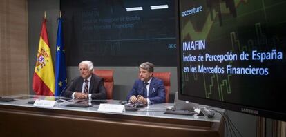 El alto comisionado para la Marca Espa&ntilde;a, Carlos Espinosa de los Monteros, y el presidente de Accenture Espa&ntilde;a, Juan Pedro Moreno, presentan el &Iacute;ndice de Percepci&oacute;n de Espa&ntilde;a en los Mercados Financieros (IMAFIN), en un acto celebrado hoy en el Palacio de Viana, en Madrid.