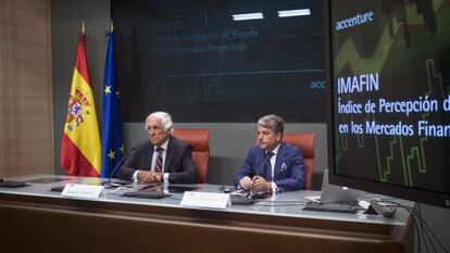 El alto comisionado para la Marca Espa&ntilde;a, Carlos Espinosa de los Monteros, y el presidente de Accenture Espa&ntilde;a, Juan Pedro Moreno, presentan el &Iacute;ndice de Percepci&oacute;n de Espa&ntilde;a en los Mercados Financieros (IMAFIN), en un acto celebrado hoy en el Palacio de Viana, en Madrid.