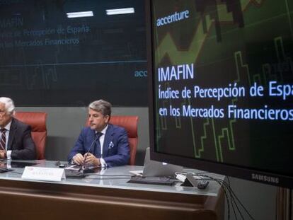 El alto comisionado para la Marca Espa&ntilde;a, Carlos Espinosa de los Monteros, y el presidente de Accenture Espa&ntilde;a, Juan Pedro Moreno, presentan el &Iacute;ndice de Percepci&oacute;n de Espa&ntilde;a en los Mercados Financieros (IMAFIN), en un acto celebrado hoy en el Palacio de Viana, en Madrid.