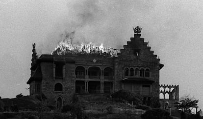 El 24 de julio de 1998, el inmueble, de 2.000 metros cuadrados y construido en 1920 por el conde de las Almenas, sufrió un gran incendio que acabó con su cubierta. Para evitar el hundimiento, la Comunidad de Madrid realizó obras de emergencia, después los actuales propietarios rehicieron la cubierta.