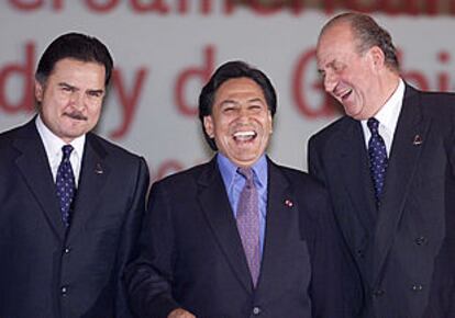El Rey, con los presidentes de Perú, Alejandro Toledo (centro), y de Guatemala, Alfonso Portillo.