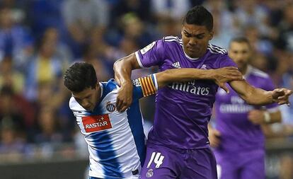 Casemiro (d) pugna Javi López, del Espanyol.