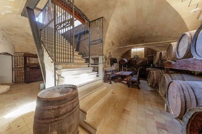 La bodega, con los barriles envejecidos de vino, es una de las joyas de la villa, en la que, según asegura el actor, se guarda el vino que se cosecha en la finca y que ha obtenido varios premios. |