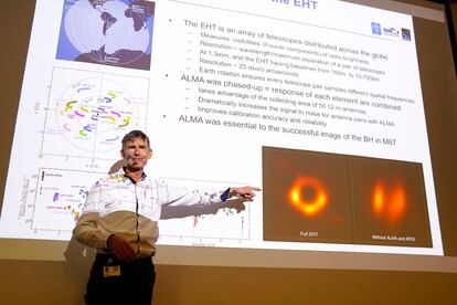 Dougherty explica la fotografía hecha al agujero negro Sagitario A* ubicado en el centro de la Vía Láctea, nuestra galaxia.