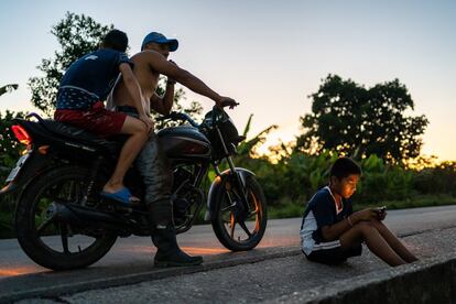 As multinacionais e petrolíferas exploram algumas áreas da floresta equatoriana há décadas e causam danos irreversíveis. Muitos dos vizinhos lamentam a alta incidência de doenças na comunidade.