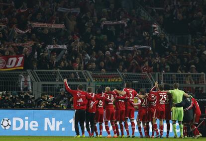 Los jugadores del Bayern celebran la victoria ante sus seguidores
