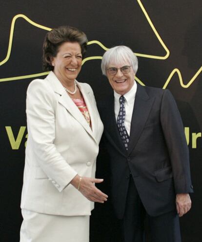 Rita Barberá con el patrón de la fórmula 1, Bernie Ecclestone, en 2007 en Valencia.