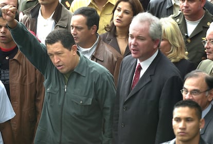 El expresidente venezolano, Hugo Chávez y Rafael Ramírez expresidente de la petrolera estatal Petróleos de Venezuela S.A. (PDVSA) durante una reunión con sus ministros en el Instituto Tecnológico Venezolano del Petróleo en Los Teques, Venezuela, en enero de 2005.