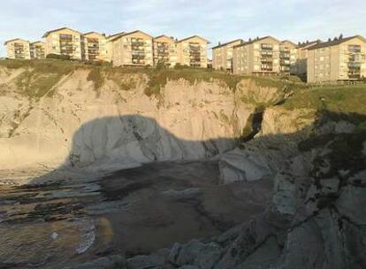 Pisos construidos junto a la costa en la localidad vizcaína de Sopelana.