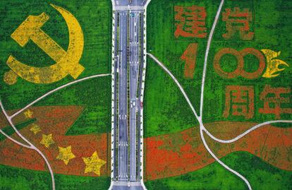Vista aérea de un campo decorado con flores con motivo de las celebraciones del 100º aniversario del Partido Comunista chino, en Hangzhou, provincia de Zhejiang.