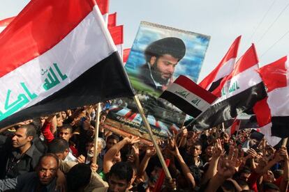 Seguidores del cl&eacute;rigo chi&iacute; Muqtada al Sadr se manifiestan en Kut (sur de Bagdad) con motivo del d&eacute;cimo aniversario de la guerra.