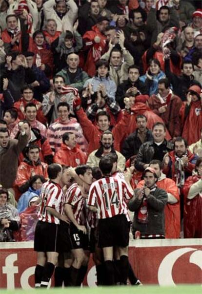 Los jugadores del Athletic celebran el segundo gol.