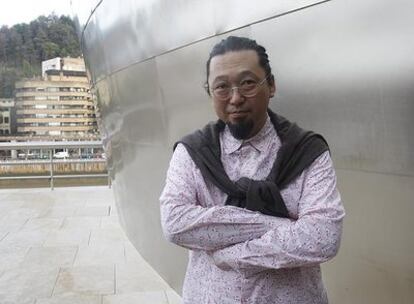 Takashi Murakami posaba ayer en el Museo Guggenheim Bilbao.