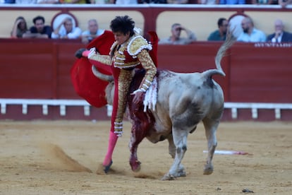 Un momento de la cogida sufrida por Roca Rey en el primer toro de su lote.