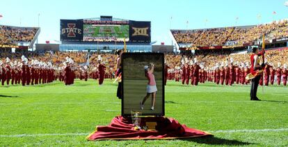 A photo of Barquín was placed on the field while the marching band spelled out her initials before 60,000 spectators.