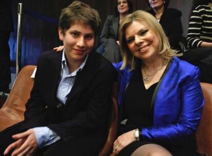 Avner Netanyahu, de 15 años, y su madre, Sara.