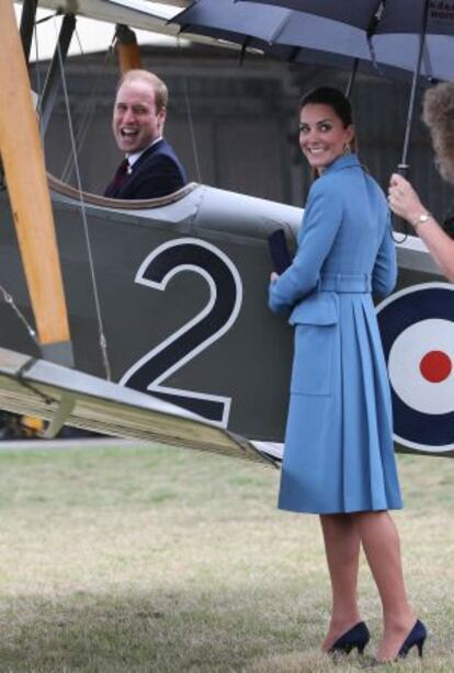 Catalina de Cambridge y su marido, el príncipe Guillermo de Inglaterra, en el centro de aviación de Omaka, Wellington, Nueva Zelanda.